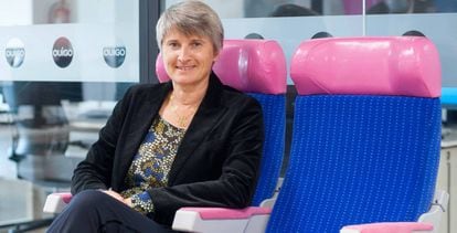 Hélène Valenzuela, consejera delegada de Ouigo España, en los asientos que tendrá su tren de alta velocidad a bajo coste.
