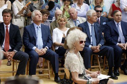 Cayetana d'Alba en primer pla, durant l'acte d'inauguració dels jardins de Cristina a Sevilla el maig del 2011 després de les obres de rehabilitació. Al fons, d'esquerra a dreta, els seus fills Cayetano, Carlos, María Eugenia, Alfonso i Fernando.