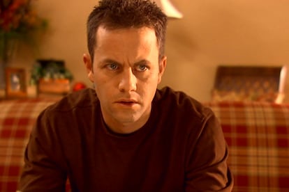 ¿Quién es? Kirk Cameron. ¿De qué me suena? Fue el ídolo adolescente por antonomasia para todos aquellos que crecieron viendo Los problemas crecen mientras merendaban. ¿En qué película católica puedo verlo? Cameron abrazó durante su etapa como estrella televisiva el evangelismo más radical y ha dedicado el resto de su carrera como actor a protagonizar películas que difundan su mensaje como Prueba de fuego o Extraordinary. Acérrimo defensor de Donald Trump y telepredicador, en una entrevista en 2012 calificó la homosexualidad como “destructiva para la civilización” y forjó la mediática caricatura que es hoy en día.