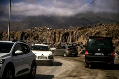 Varios coches recorrían el viernes la carretera que salva la colada del volcán de La Palma.