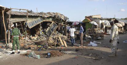 Curiosos en la escena de un atentado de Boko Haram en Nigeria. 