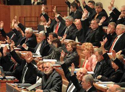 Los senadores checos votan sobre el Tratado de Lisboa.