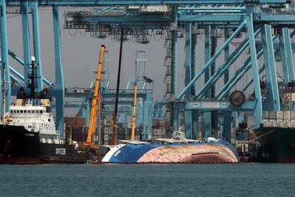 Trabajos de descarga en el portacontenedores <i>Deneb</i> en el puerto de Algeciras.