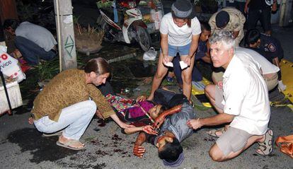 Un ferit és atès per diverses persones després de l'explosió de Hua Hin, a Tailàndia.