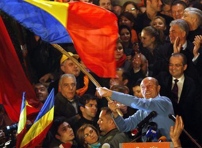 El actual presidente, Traian Basescu, se proclama vencedor tras conocer los primeros datos de las votaciones.