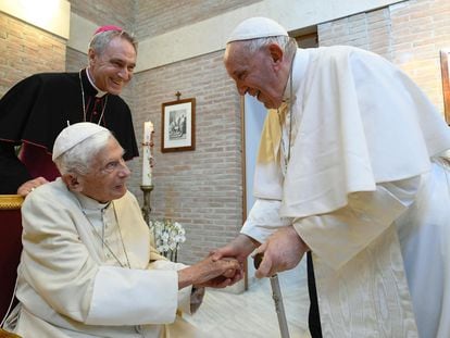 El Papa emérito, Benedicto XVI, saluda al Papa Francisco en la Ciudad del Vaticano el pasado 27 de agosto.