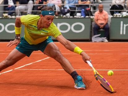 Nadal devuelve una bola a Casper Ruud, durante la final de Roland Garros.