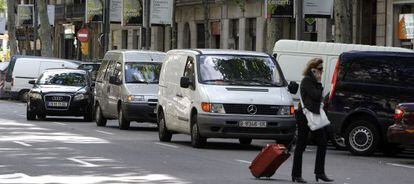 Coches mal aparcados en Barcelona.