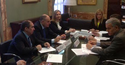 La delegada del Gobierno, Cristina Cifuentes, reunida con representantes del sector del taxi.