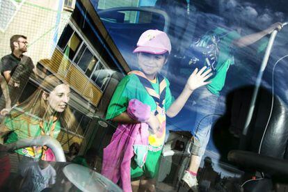 Niños subiendo al autocar que les traslada a la casa de colonias