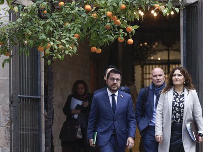 El president Pere Aragonès y la consejera Laura Vilagrà este martes en el Pati dels Tarongers. / Quique García