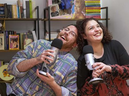 Beatriz Cepeda y Enrique Aparicio posan en el piso de él en Madrid, desde donde graban el podcast '¡Puedo Hablar?'.