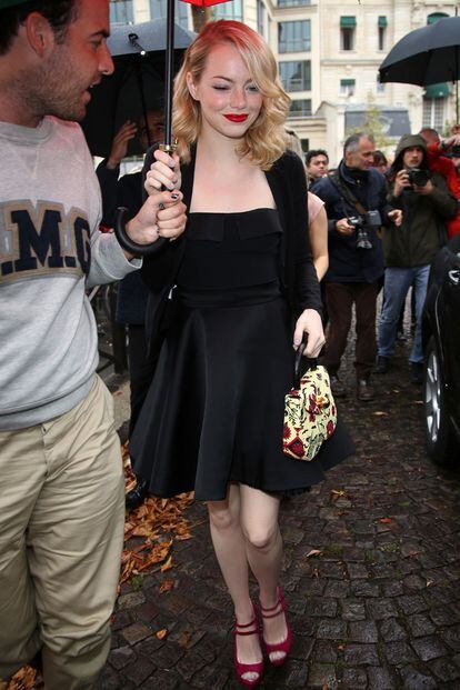 Emma Stone fue otra de las invitadas que, por cierto, se unió a la tendencia de combinar labios y zapatos.