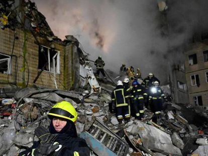 Edificio residencial destruido por un misil en Dnipro (Ucrania), este domingo.