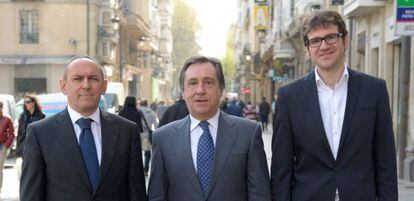 De izquierda a derecha, Ramiro Gonz&aacute;lez, Xabier Agirre y Gorka Urtaran este lunes en Vitoria. 