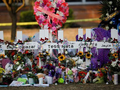 Flores, velas y fotos se dejan delante de cruces con los nombres de las víctimas del tiroteo de la escuela primaria Robb, en Uvalde, Texas, Estados Unidos.