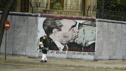 Reproducción del Muro de Berlín en la embajada alemana de Madrid