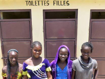 Un grupo de adolescentes frente a las puertas de los aseos para chicas, en una escuela de Mbour (Senegal).