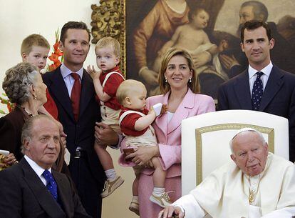 4 de mayo de 2003. El rey de España, Juan Carlos, el Príncipe de Asturias, la infanta Cristina, su esposo, Iñaki Urdangarín y sus hijos, Juan, Pablo y Miguel, durante la audiencia que mantuvieron en la Nunciatura con el papa Juan Pablo II momentos antes de su partida hacia Italia tras la visita del Pontífice a Madrid.