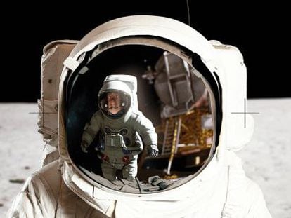En el casco del astronauta, un fotograma de la película 'Atrapa la bandera'.