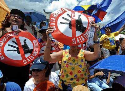 Participantes en una manifestación contra el presidente Hugo Chávez celebrada en Caracas el pasado miércoles.