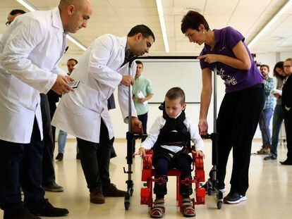 Jens, un niño de 5 años, usa el primer y único exoesqueleto pediátrico portable del mundo.