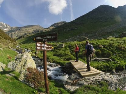 Ruta senderista en el parque natural del Valle de Sorteny, en Andorra.