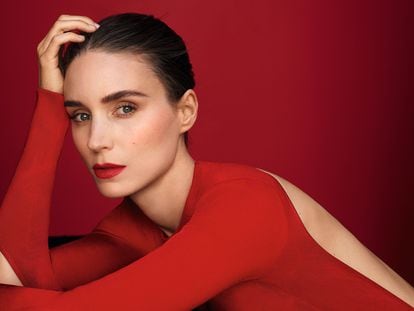 La actriz Rooney Mara lleva suéter rojo con aberturas de GIVENCHY.