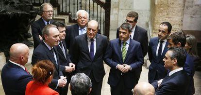 El presidente Fabra y el vicepresidente Ciscar junto a los responsables de las entidades financieras del convenio en el Palau de la Generalitat.
