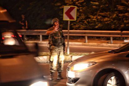 Los militares turcos afirman haber tomado los edificios clave de Ankara