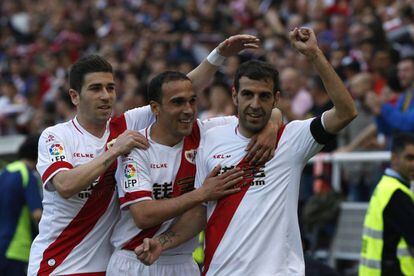 Roberto Trashorras del Rayo celebra el segundo gol de su compañero Jozabed Sánchez.