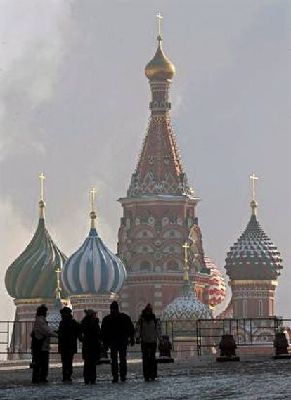 Un grupo de turistas contempla la catedral San Basilio en Plaza Roja, en Moscú, Rusia. EFE/Archivo