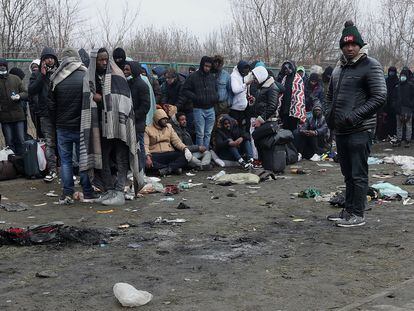 Decenas de extranjeros aguardan en el paso fronterizo de Shehyni, en Ucrania, a entrar en Polonia.