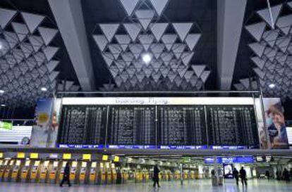 Una pantalla muestra información de vuelos en el Aeropuerto Internacional de Fráncfort (Alemania). EFE/Archivo