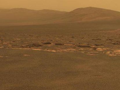 Fotografía tomada por el robot <i>Opportunity</i> en el cráter Endeavour, al que acaba de llegar.