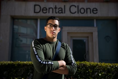 Andrés Durán, el miércoles delante de la clínica Dental Clone, en Madrid.