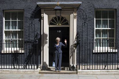 Theresa May saluda a la premsa després d'atendre la reunió del gabinet el 12 de juliol a Downing Street, Londres.
