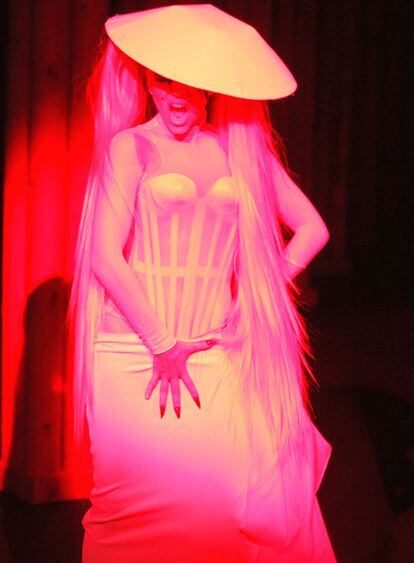 La cantante Lady Gaga, con uno de los diseños de Thierry Mugler para la colección de otoño/invierno presentada anoche en París.