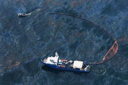 Guardacostas de Misisipi vigilan la expansión del crudo en el golfo de México.