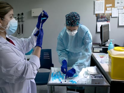 Dos sanitarias preparan la vacuna Pfizer en un centro de salud valenciano.