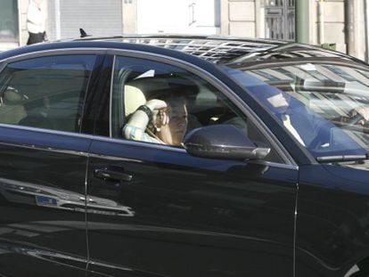 El Valedor do Pobo saliendo en su coche despu&eacute;s de presentar su dimisi&oacute;n