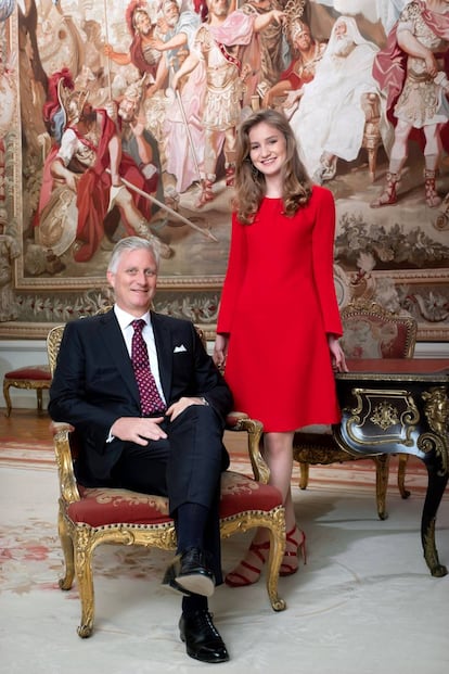 La princesa Isabel posa con su padre, Felipe de Bélgica, en una de las fotos oficiales distribuidas por su 18 cumpleaños.