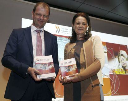 La secretaria de Estado de Educaci&oacute;n, Montserrat Gomendio, y el secretario adjunto de la OCDE, Stefan Kapferer, en la presentaci&oacute;n del informe. 