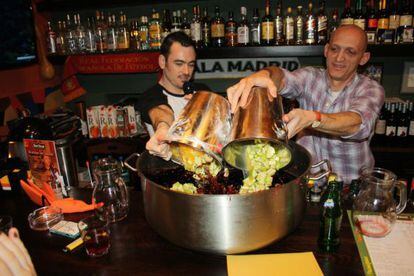 Juanma Herrero, a la izquierda, en uno de los eventos que organiza de Españoles en Moscú, junto a su amigo el cubano Gilberto Lemus.