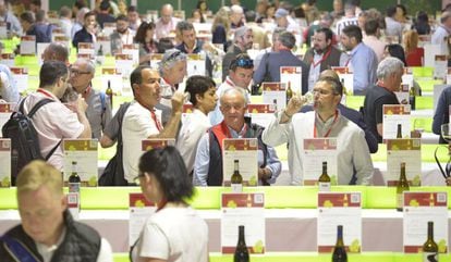 Compradores catan vino en la Feria Nacional del Vino (Fenavin) celebrada la semana pasada en Ciudad Real.