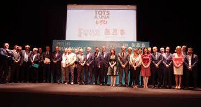 El presidente de la Generalitat, Ximo Puig, con su Gobierno y otros participantes en el acto.