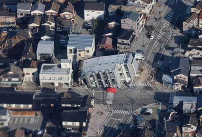 Vista aérea de un edificio destruido en la localidad de Wajima tras el terremoto de estos martes.  