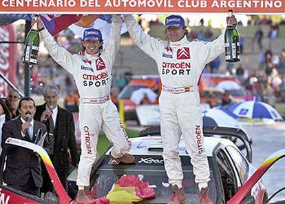 Carlos Sáinz y su copiloto Marc Martí celebran su triunfo en el Rally Argentina 2004.