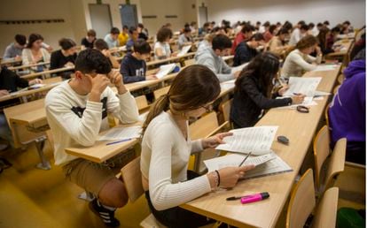 estudiantes de secundaria llorando