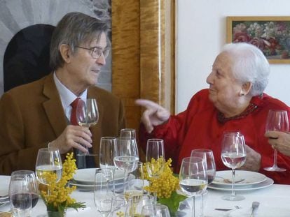 Luis Izquierdo y Carmen Balcells en 2013, durante la celebraci&oacute;n de los 77 a&ntilde;os del catedr&aacute;tico y poeta.
